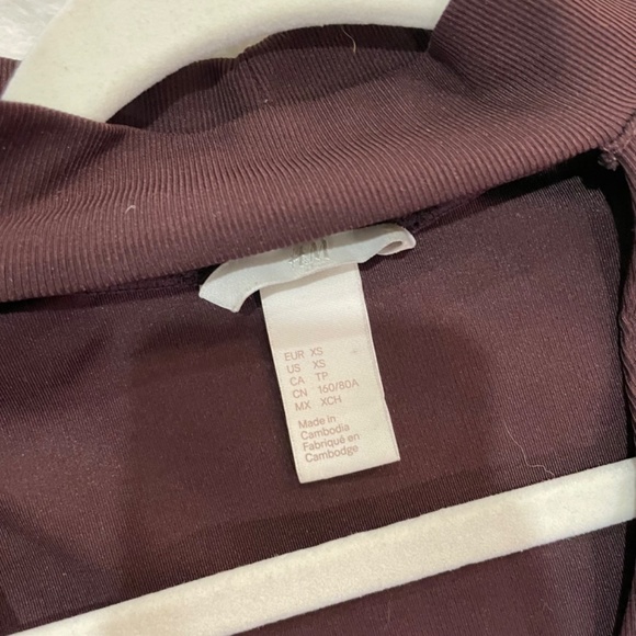 5/20$ H&M Long Sleeve Burgundy Ribbed Cut Out Top - Picture 3 of 3